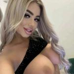 Sandra – blond, mit dicken Silikon Titten. Bild